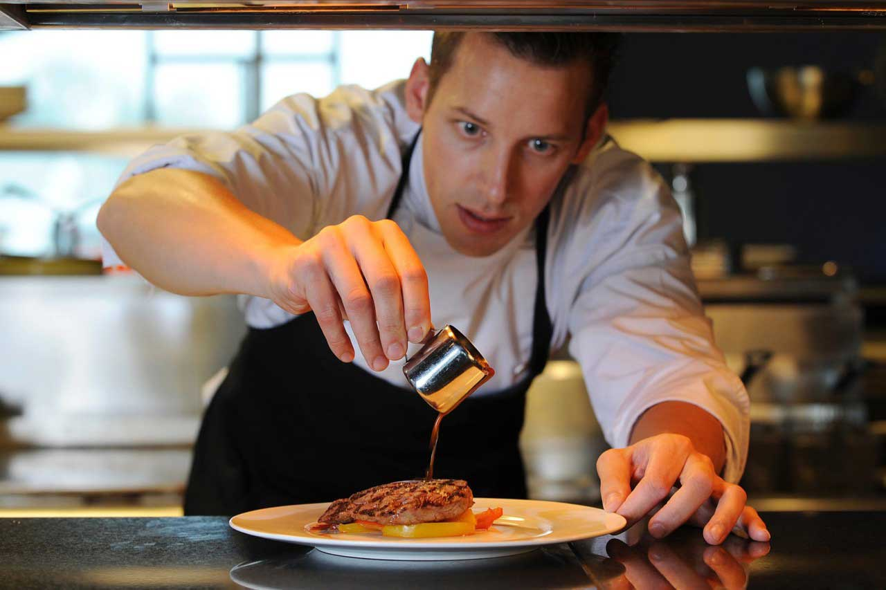 Brasserie Zuiderzoet, Majestueus eten en drinken, met uitzicht op het kabbelende water